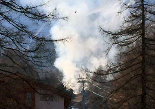 Ein Flurbrand beim Weiler Blatten oberhalb Zermatt konnte am Dienstagnachmittag von der Feuerwehr Zermatt rasch unter Kontrolle gebracht werden.