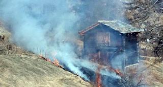 Ein Flurbrand beim Weiler Blatten oberhalb Zermatt konnte am Dienstagnachmittag von der Feuerwehr Zermatt rasch unter Kontrolle gebracht werden.