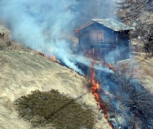 Ein Flurbrand beim Weiler Blatten oberhalb Zermatt konnte am Dienstagnachmittag von der Feuerwehr Zermatt rasch unter Kontrolle gebracht werden.