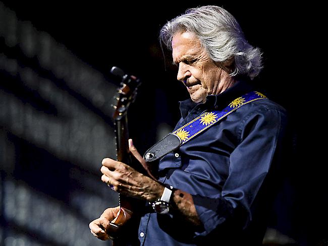 John McLaughlin diesen Sommer am Montreux Jazz Festival. Mit 75 nimmt er seinen Abschied - aber nur von den USA, wo er sich wegen der verstärkten Sicherheitsmassnahmen nicht mehr willkommen fühlt. (Archivbild)
