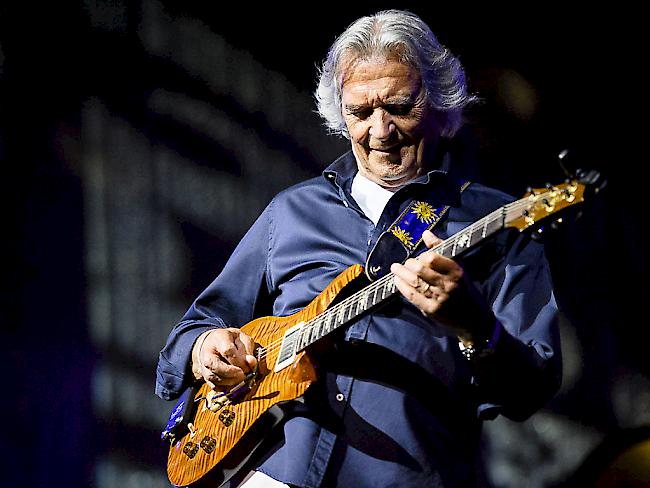 John McLaughlin letzten Sommer am Montreux Jazz Festival. Mit 75 nimmt er bald Abschied - aber nur von den USA, weil er sich dort nicht mehr willkommen fühlt. (Archivbild)