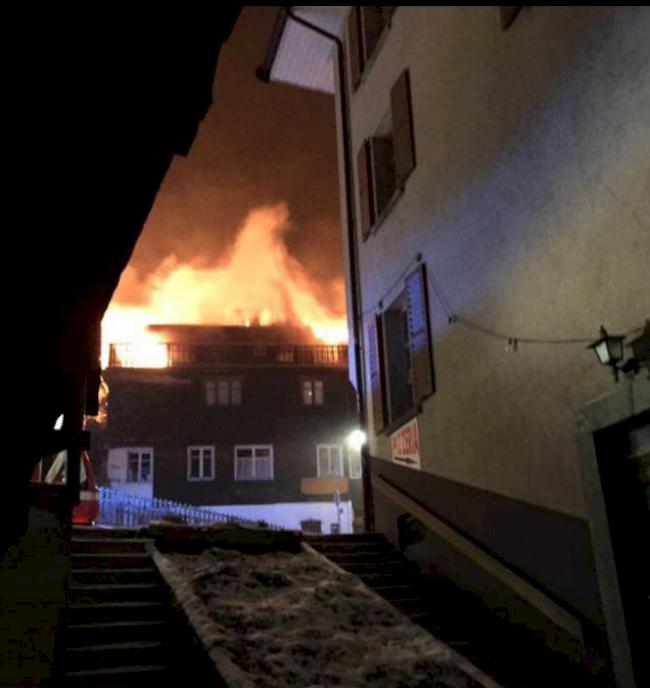 Das Hotel Hirschen in Fiesch ging am Donnerstagmorgen in Flammen auf. 