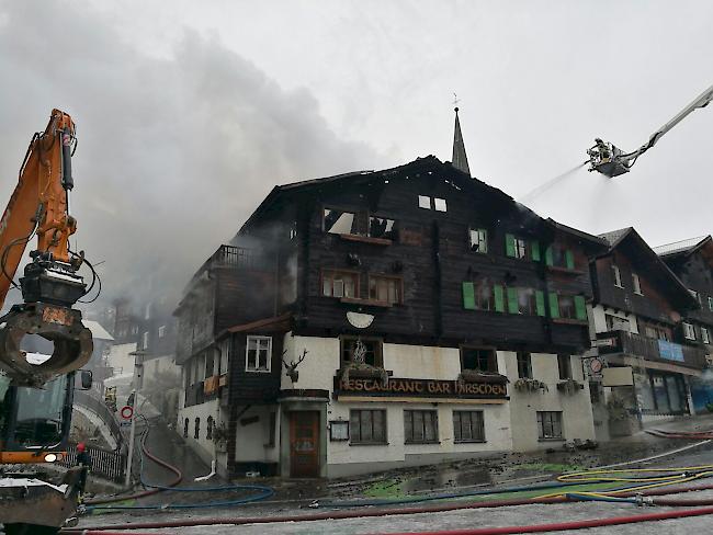 Feuerwehreinsatz am Donnerstagmorgen beim Hotel Hirschen in Fiesch: der Brand konnte inzwischen unter Kontrolle gebracht werden. 