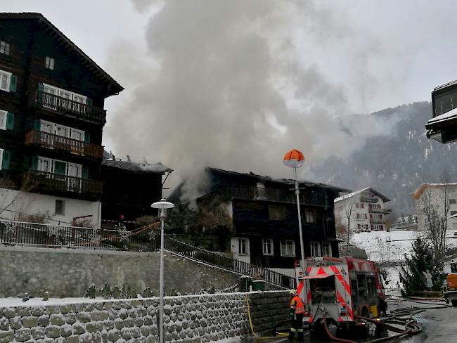 Starke Rauchentwicklung in Fiesch. Es soll verhindert werden, dass die Flammen auf weitere angrenzende Gebäude übergreifen.   