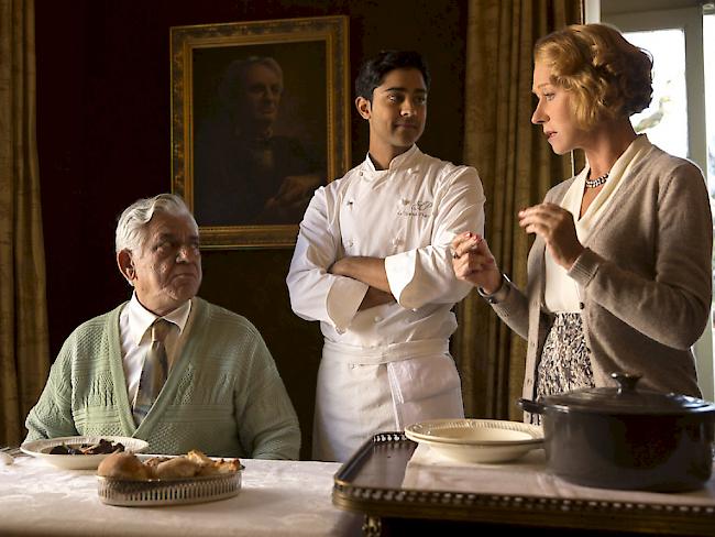 Om Puri (links) an der Seite von Manish Dayal und Helen Mirren in der Romanze "The Hundred-Foot Journey": Der Film lief 2014 in den Schweizer Kinos.