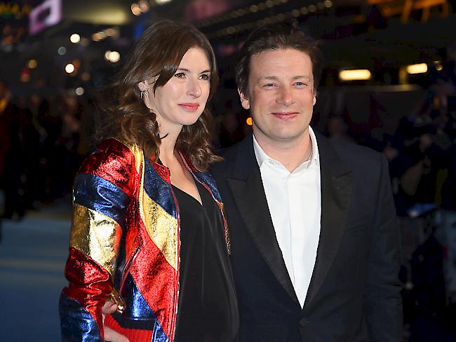 Das schwache Pfund setzt Jamie Oliver zu. Er muss darum einige der italienischen Restaurants schliessen. Im Bild ist er zu sehen mit Ehefrau Juliette Norton. (Arhciv)