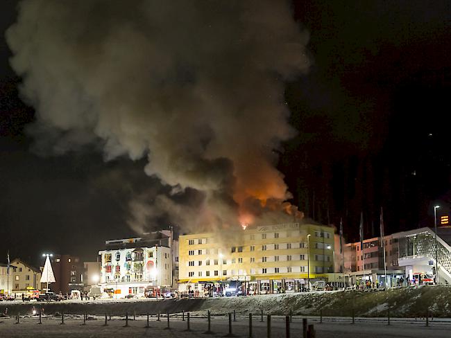 Das Feuer, das das Posthotel Holiday Villa in Arosa GR zerstört hat, ist nach Angaben der Polizei im Keller des vierstöckigen Gebäudes ausgebrochen.