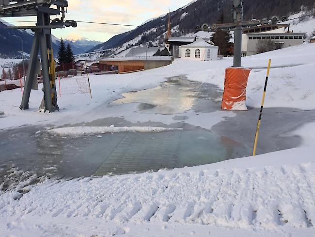 Eisbahn. Statt Schnee drang Wasser aus der Beschneiungslanze.