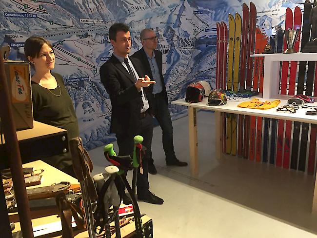 Maren Storz, Grégory Quin (beide Projektleiter) und Hans-Dieter Gerber (Interims-Codirektor) erläuterten Medienschaffenden am Dienstag die Ausstellung "Pistengeschichten" im Sportmuseum Schweiz in Münchenstein.