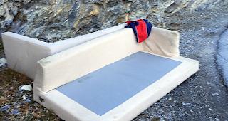 Dieses Sofa wurde kurzerhand &uuml;ber den Strassenrand hinaus ...