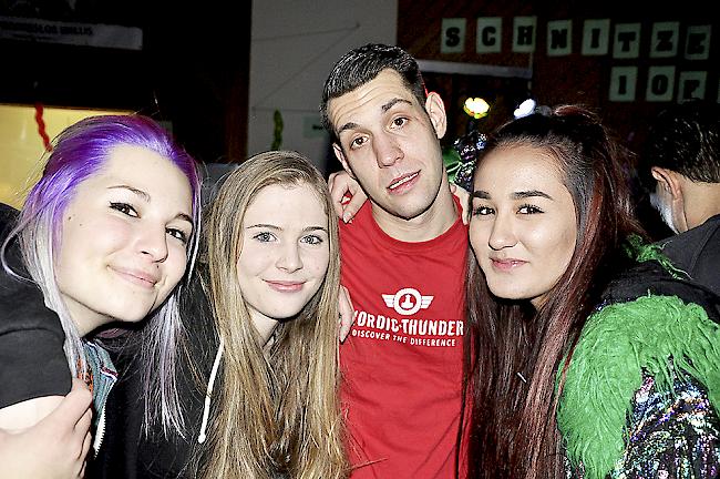 Anina Imboden (16), Naters, Valerie Fux (16), Glis, Nicolas Anthamatten (18), Brig, und Melissa Theler (16), Glis.