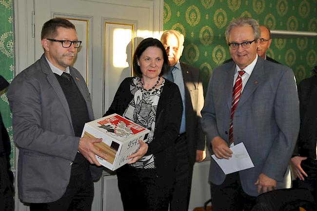 Guido Walker, Präsident des Initiativkomitees, übergibt die gesammelten Unterschriften an Staatsrätin Esther Waeber-Kalmermatten und den Staatskanzler Philipp Spörri.
