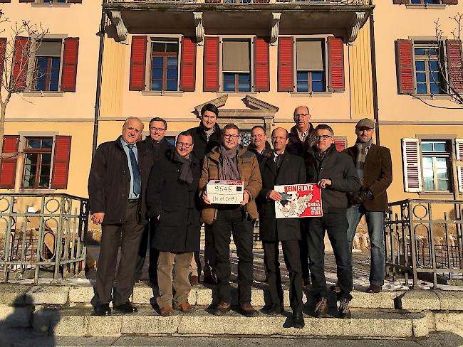 Mitglieder des Initiativkomitees vor dem Sittener Regierungsgebäude.