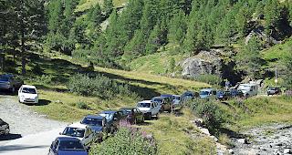 Wildes Parkieren im Gebiet &laquo;Vorders S&auml;nntum&raquo; im Turtmanntal.