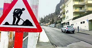 Derzeit ist die Baustelle an der Terbinerstrasse zweispurig befahrbar. Die Arbeiten, die f&uuml;r viel Frust sorgen, werden im Fr&uuml;hling wieder aufgenommen.