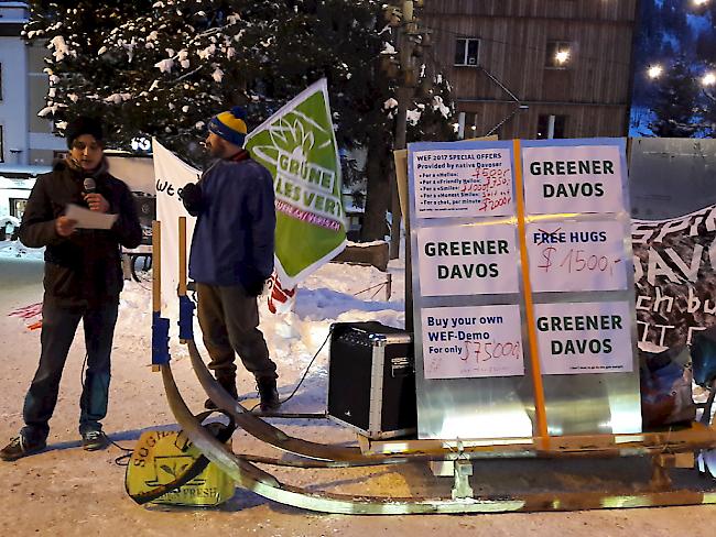 Nur gerade 20 bis 30 Demonstranten folgten am Mittwochabend dem Aufruf zur Anti-WEF-Kundgebung in Davos.