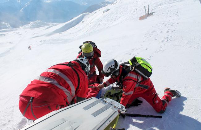 Die Primärversorgung der Patienten findet in der Regel direkt vor Ort statt. Hier auf einer Skipiste auf der Riederalp.