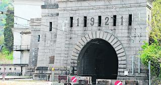 Simplon-Nordportal. Der Simplontunnel &ouml;ffnet sich wenige 100 m nach dem Bahnhof Brig und f&uuml;hrt in einer weitgehend geraden Linie nach Iselle.  