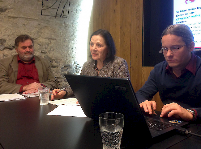 Esther Waeber-Kalbermatten mit Jean-Henri Dumont, Fraktionssprecher (l.) und Emmanuel Amoos, Fraktionschef.