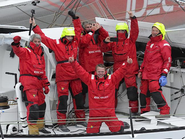 Francis Joyon (rechts) und seine Crew - unter ihnen der Schweizer Bernard Stamm (stehend in der Mitte) - jubeln