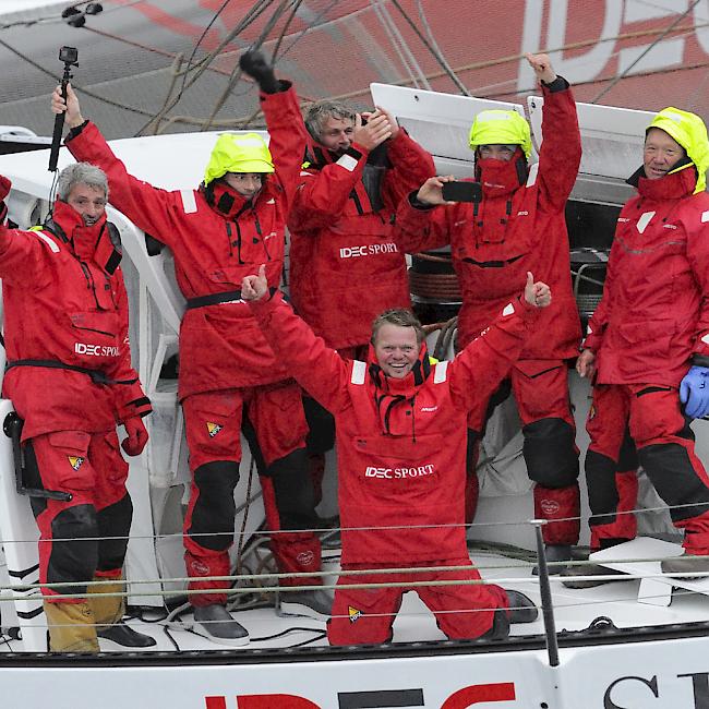 Francis Joyon (rechts) und seine Crew - unter ihnen der Schweizer Bernard Stamm (stehend in der Mitte) - jubeln