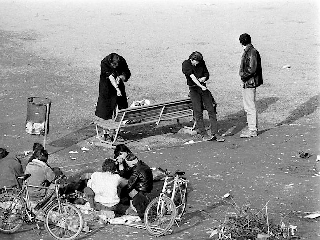 Platzspitz im Juni 1990: Tausende Drogenabhängiger kauften und konsumierten hier mitten in Zürich während der 1980er und 1990er Jahre ihre Drogen.