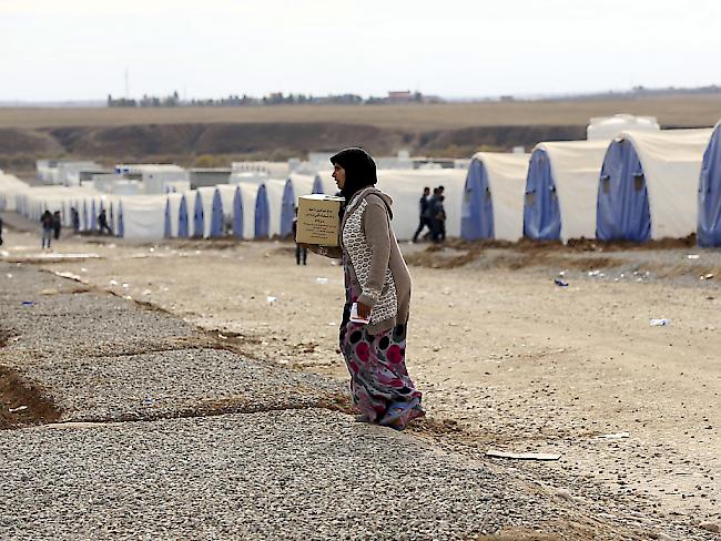Eine Frau in einem Flüchtlingslager im Irak. Die Lebensmittelrationen für Vertriebene im Irak werden gekürzt, weil das Welternährungsprogramm nicht genug Geld hat. (Archiv)