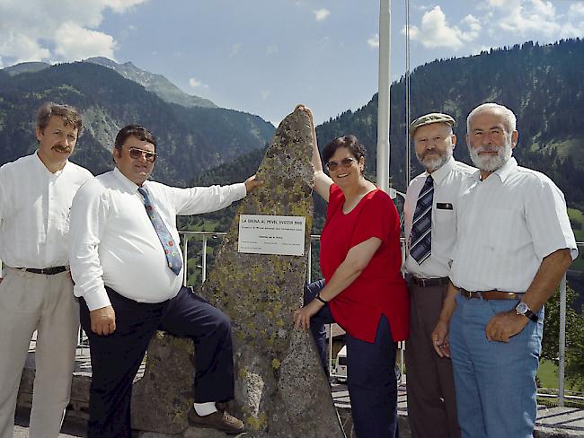 Alt Nationalrat Herbert Maeder (ganz links) und die damalige Bundesrätin Ruth Dreifuss im August 1999 bei der Einweihung des Steines in Sumvitg GR, der die Schenkung der Greina-Hochebene der Gemeinden Sumvitg und Vrin an die Schweizer Bevölkerung symbolisiert. (Archiv)