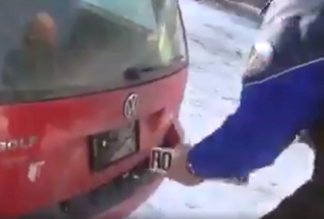 Die Walliser Polizisten nehmen dem Mann die gefälschten Kontrollschilder.