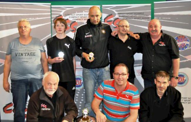 Der Dartclub Raron ist neuer Schweizer Meister im E-Dart. Hinten: Reinhold Marty, Baptist Marty, Dirk Lang, Williy Kolly, Norbert Salzgeber; vorne: Rolf Matter, Patrick Zwahlen und Roger Salzgeber.