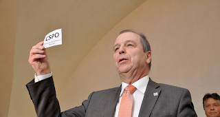 CSPO in beiden Oberwalliser Wahlkreisen Liste Nr. 1: Staatsrat Maurice Tornay bei der Ziehung der Listennummern am Montagabend in Sitten.