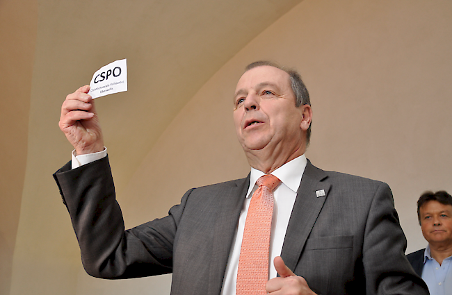 CSPO in beiden Oberwalliser Wahlkreisen Liste Nr. 1: Staatsrat Maurice Tornay bei der Ziehung der Listennummern am Montagabend in Sitten.