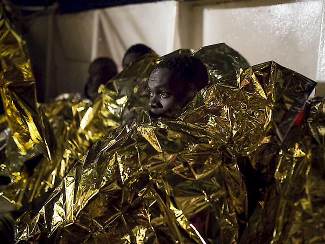 Flüchtlinge nach der Rettung aus dem Mittelmeer - um die gefährlichen Überfahrten über das Mittelmeer einzudämmen will Italien einen Afrika-Fonds einrichten. (Archiv)