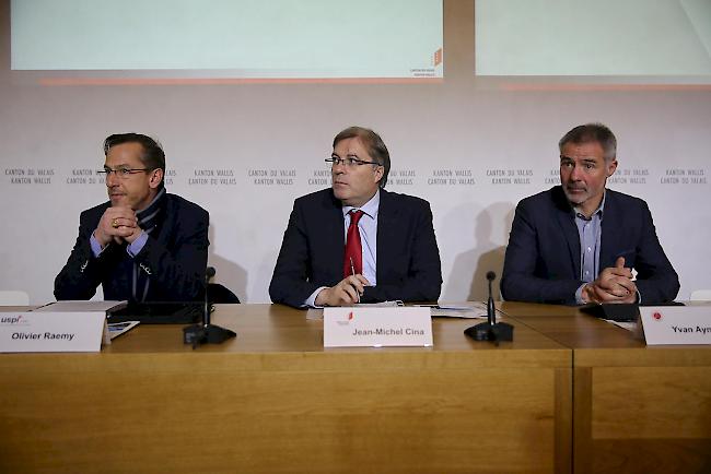 Olivier Raemy, Präsident der USPI Valais (Union suisse des professionnels de l’immobilier en Valais), Staatsrat Jean-Michel Cina, Chef des Departements für Volkswirtschaft, Energie und Raumentwicklung (DVER) und Yvan Aymon, Präsident des VUVEX (Verband der Unternehmen Valais Excellence) präsentierten die neue Branchenlösung. 
