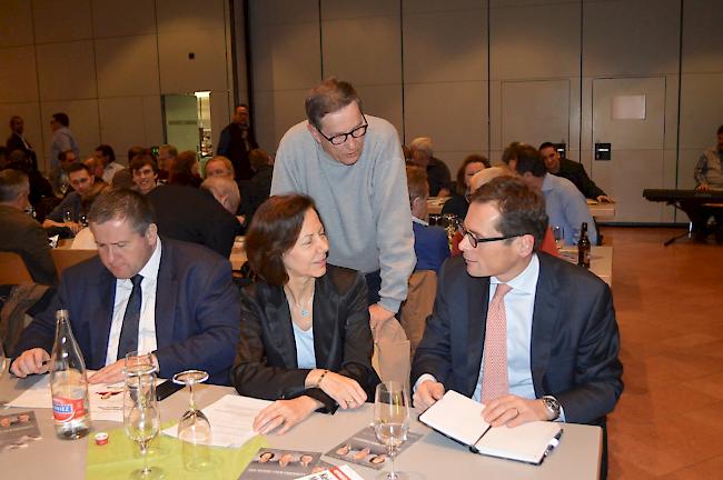 Die Staatsratskandidaten Nicolas Voide und Sigrid Fischer-Willa im Gespräch mit Roger Köppel.