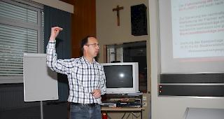 Matth&auml;us Schinner, Koordination Betriebsberatung Visp, w&auml;hrend seines Vortrags &uuml;ber den Status quo und die m&ouml;glichen Entwicklungen in der Landwirtschaft. 