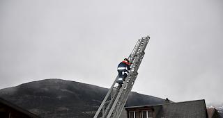 Der Umgang mit der Rettungsleiter will ebenfalls ge&uuml;bt sein.