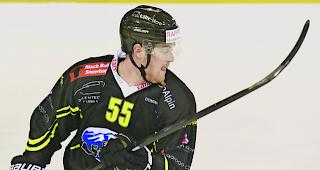 Wichtiger Heimsieg. Mitchell Bursey und der EHC Saastal.  