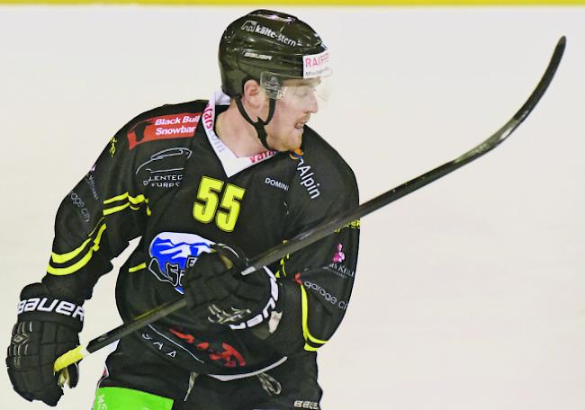 Wichtiger Heimsieg. Mitchell Bursey und der EHC Saastal.