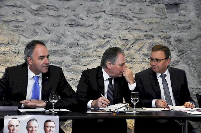 Christophe Darbellay, Jacques Melly und Roberto Schmidt (von links) an der Presskonferenz am Montagmorgen im Schloss Leuk.