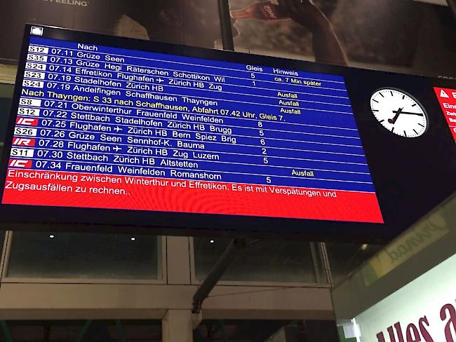 Beim Bahnhof Winterthur ist ein Güterzug mit einem Baustellenzug zusammengeprallt. Dabei wurde eine Person verletzt (Bild: Nicole Meier)