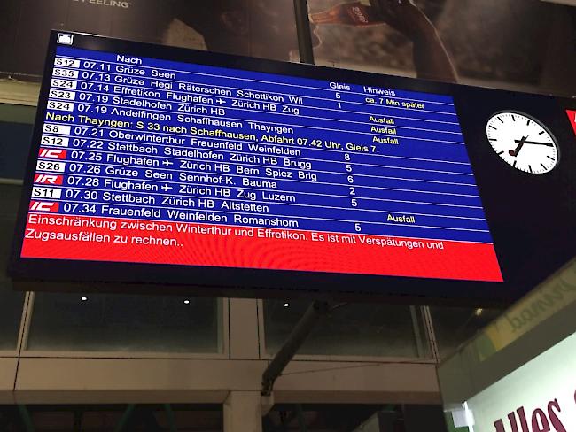 Bei der Kollision zwischen einem Güterzug und einem Baustellenfahrzeug beim Bahnhof Winterthur ist am Dienstagmorgen ein Bauarbeiter getötet worden. Es kam zu Zugausfällen und Verspätungen.