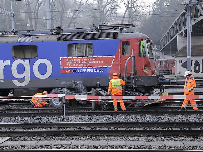 Tragischer Unfall im Bahnhof Winterthur: Bei der Kollision mit einem Güterzug ist der Führer eines Baustellenfahrzeugs ums Leben gekommen.