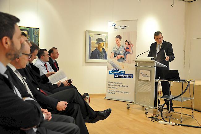 Anlässlich der Buchvernissage stellten sich die Autoren vor. Einleitende Worte gab es unter anderem von Thierry Schnyder, Richter und Dozent an der FernUni Schweiz.