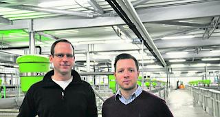 Kaviarspezialisten. Betriebsleiter Timm Schneider und Verkaufsmanager Thibaud Marcault vor den Becken in der Hightech-Anlage mit Tausenden von St&ouml;ren.  