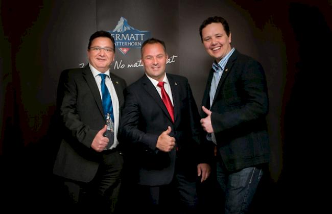 Daniel Luggen (Mitte) verabschiedet Hans-Jörg Walther (links), der nach zwölf Jahren Präsidentschaft das Amt dem neugewählten Präsidenten, Paul-Marc Julen, übergibt.