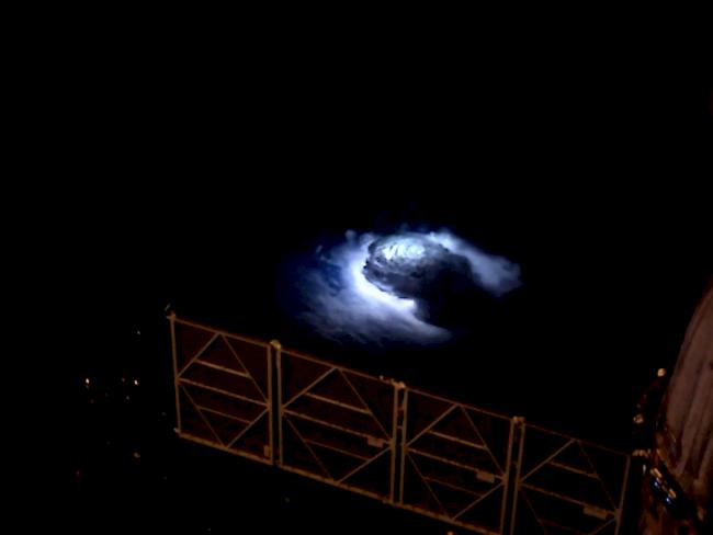 Mit einer hochauflösenden Kamera konnte der Astronaut Andreas Mogensen von der ISS aus die blauen Blitze filmen, die sich oberhalb von Gewittern entladen.