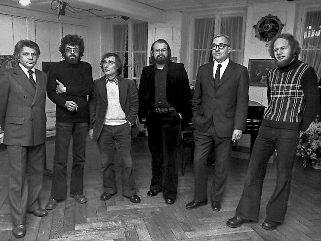 Der Schriftsteller Kurt Marti ist am Samstag verstorben - im Bild posiert er (zweiter von rechts) anlässlich der Verleihung des Literaturpreises des Kantons Bern 1975 zusammen mit Paul Nizon, Rolf Geissbühler, Alexandre Voisard, E. Y. Meyer und Lukas Hartmann (von links nach rechts).