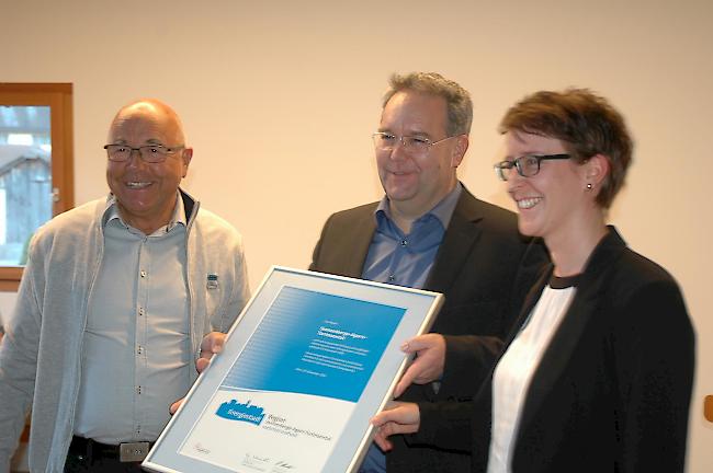 Ulrich König, Botschafter des Energiestadt-Labels überreicht an Guido Köppel, Präsident Energiestadt-Kommission und Patrizia Imhof das begehrte Label. (v. links)
