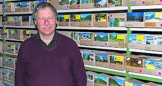 Rund 4000 verschiedene Postkarten mit Oberwalliser Sujets sind bei Peter Klopfenstein an Lager.